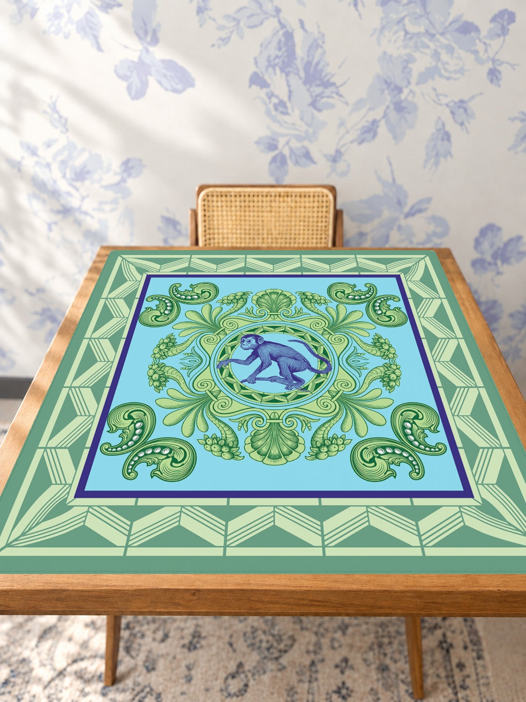 Majestad — Studio Table Angle [studio-angle-square]