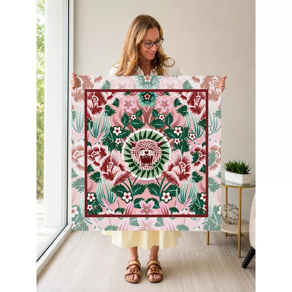 Rugido Rosa — Held Mat Portrait [held-mat-portrait-square]