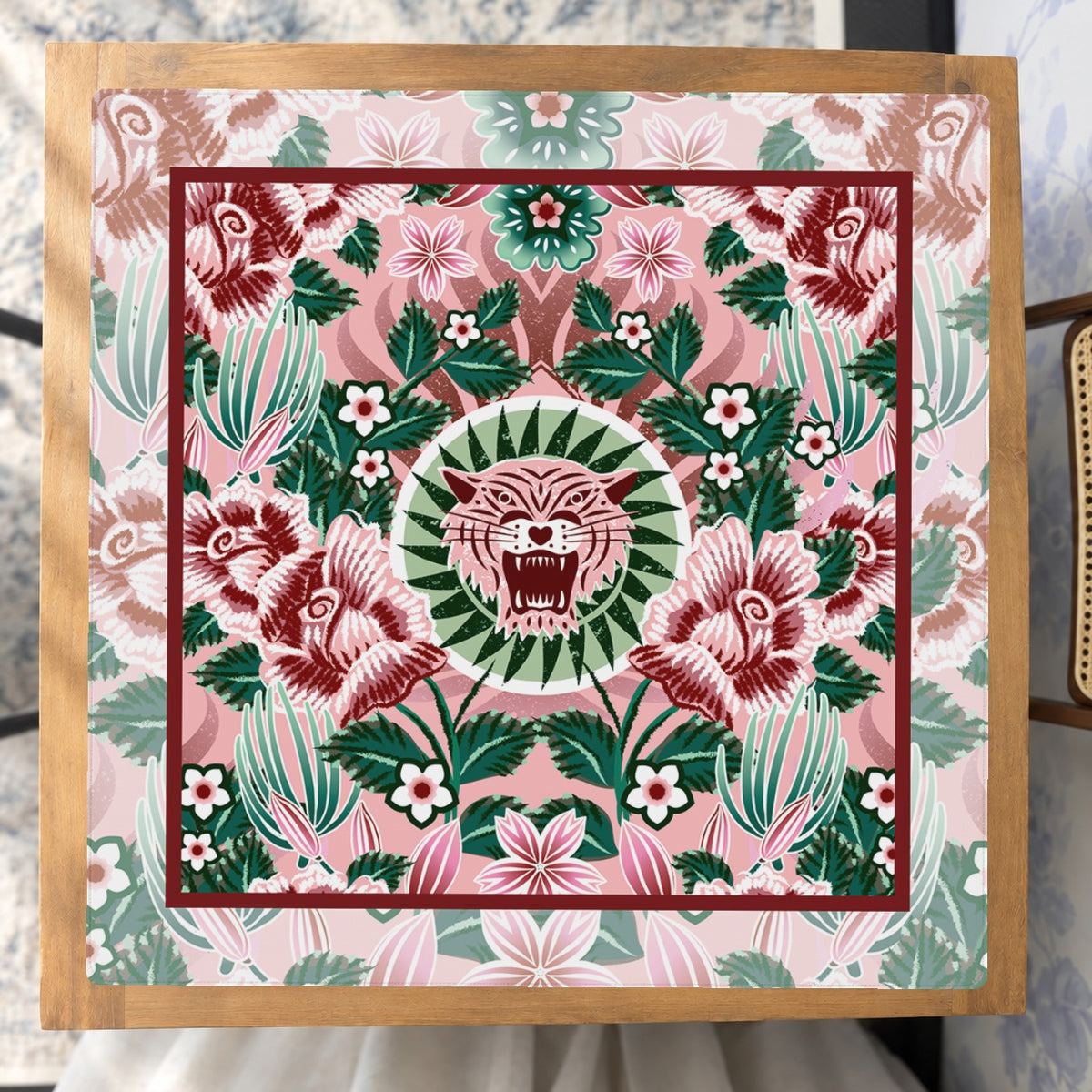 Rugido Rosa — Studio Overhead [studio-overhead-square]